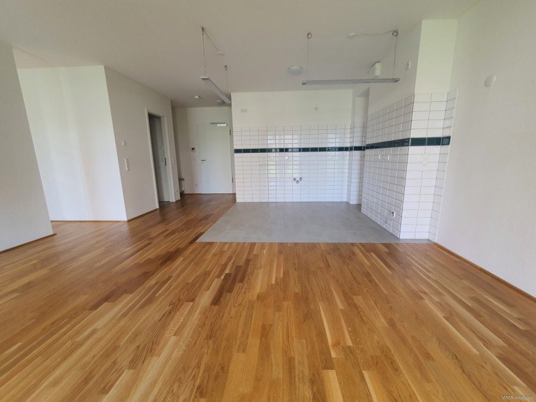 Wohnzimmer mit Blick zur offenem K�chenbereich Darmstadt Erdgeschosswohnung **VERKAUFT** Moderne Erdgescho�-Wohnung mit eigenem Gartenanteil und TG-Stellplatz
