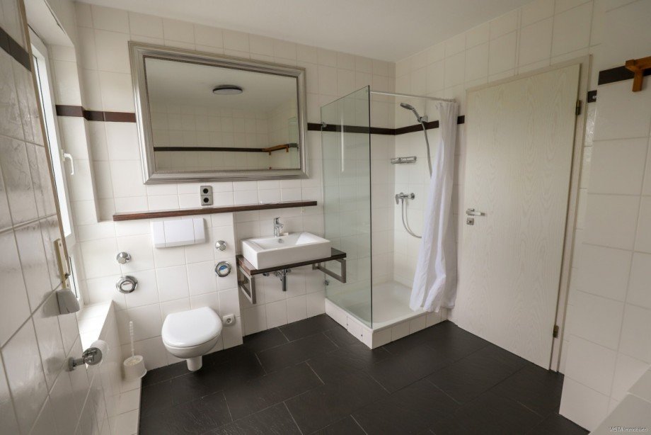 Dusch-, und Wannenbad Dachgeschosswohnung M�hltal / Nieder-Beerbach