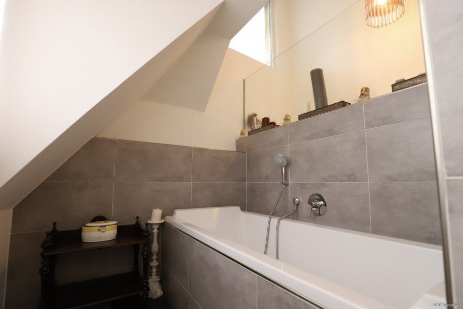 Wannenbad-Dachgeschoss Mehrfamilienhaus Darmstadt