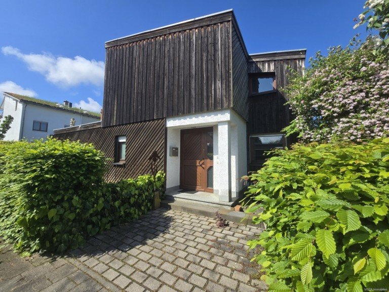 �ussen Eingang Darmstadt / Kranichstein Reihenendhaus **VISTA Immobilien** Besonderes Wohnerlebnis: Offene Galerie, Kamin & sonniger Garten