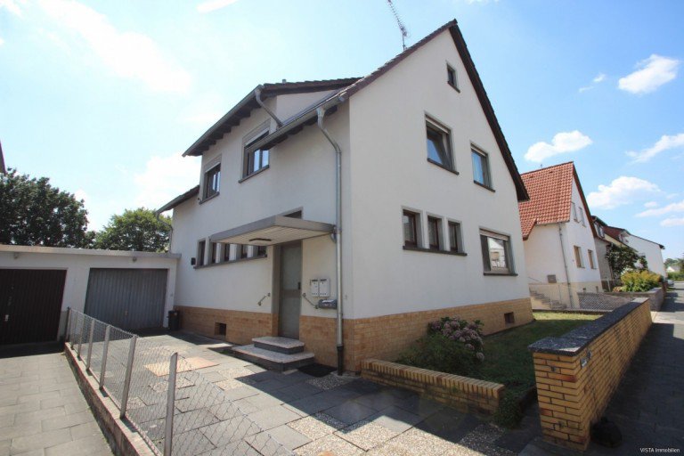 Ansicht Vorderseite Ro�dorf Einfamilienhaus VERKAUFT ! Freistehendes Einfamilienhaus mit gro�z�gigem Gartengrundst�ck und Garage