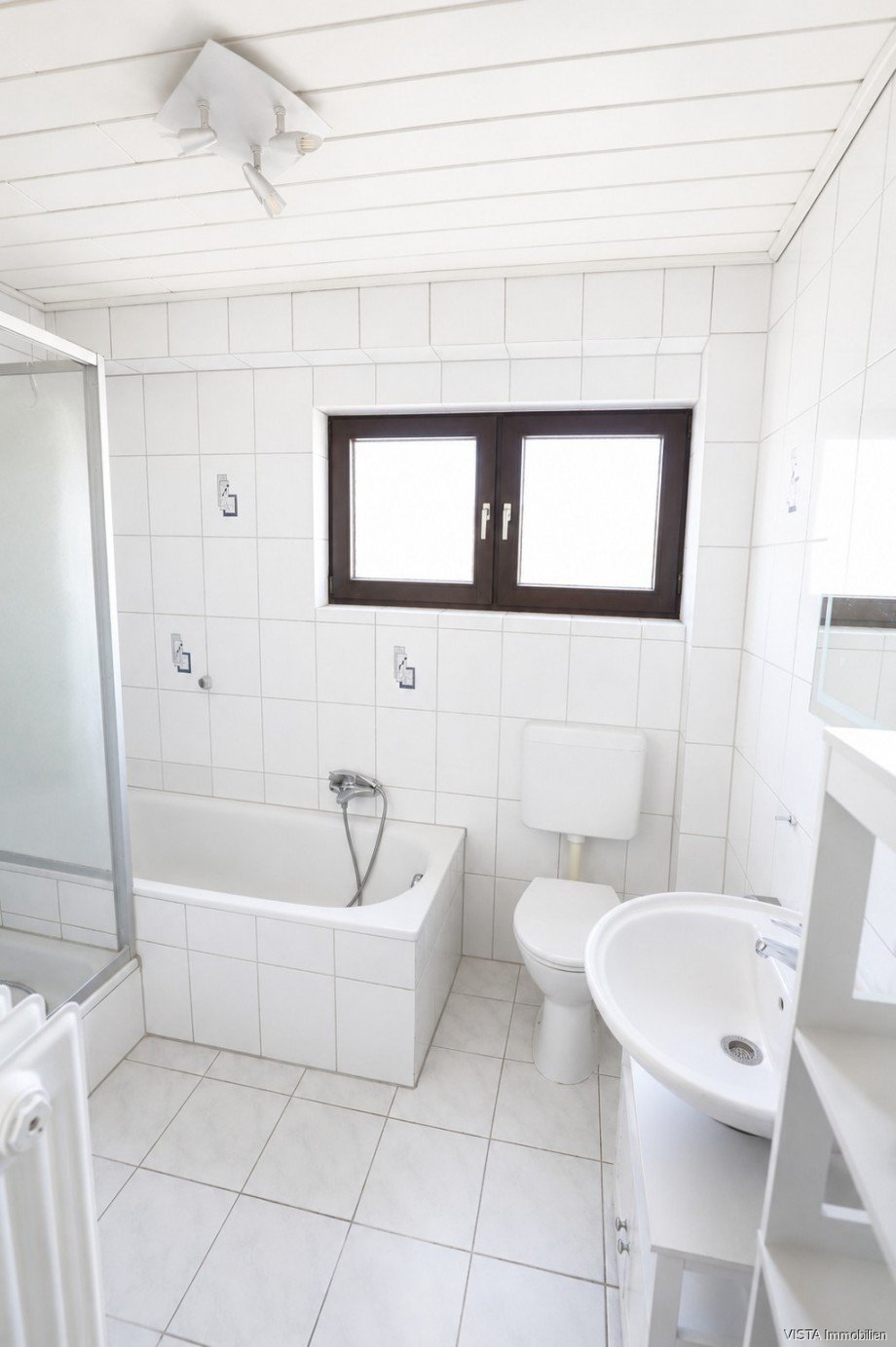Dusch-, und Wannenbad Wohnung 1. Obergeschoss Mehrfamilienhaus Bickenbach