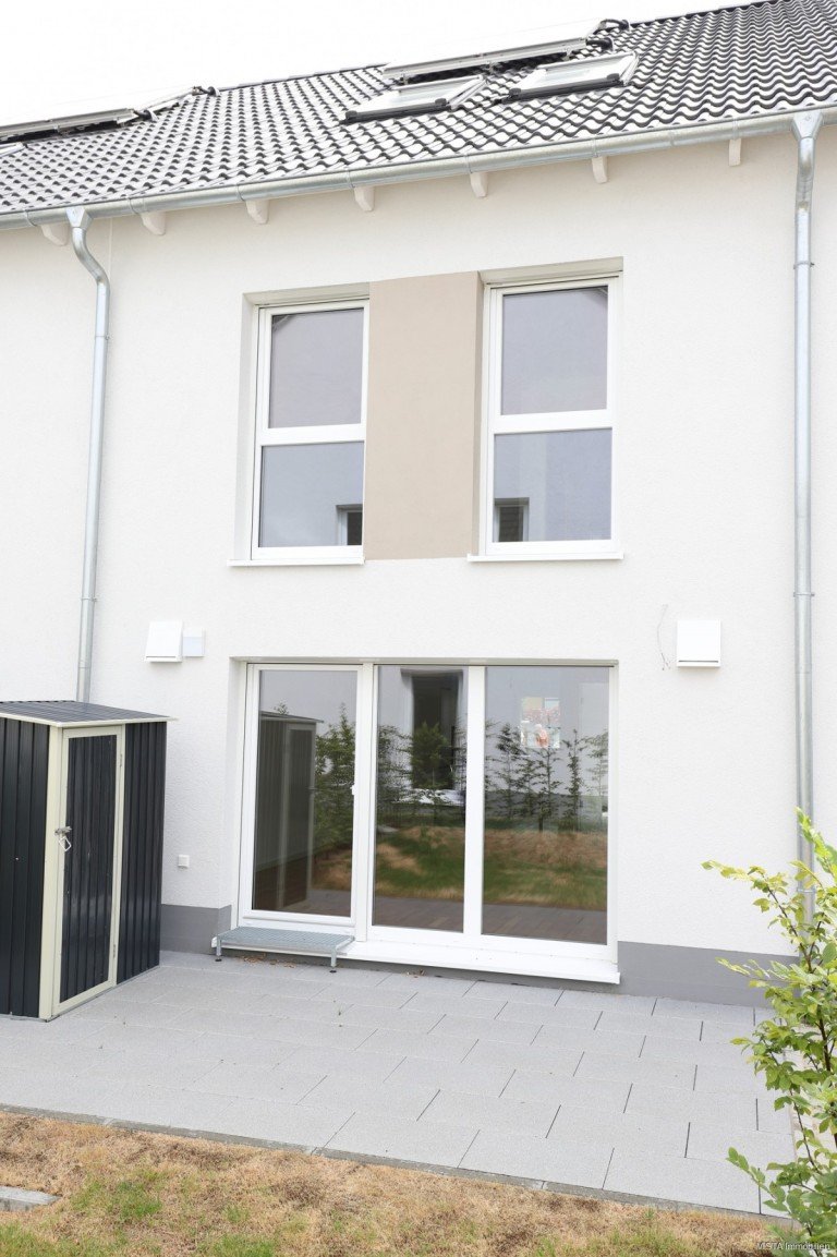 Aussenansicht hinten Darmstadt / Wixhausen Reihenmittelhaus Modernes Reihen-Mittelhaus mit gehobener Ausstattung, Garten und PKW-Stellplatz