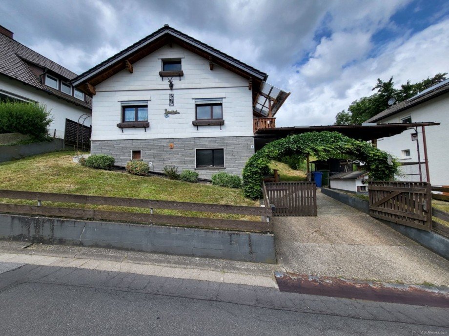 Aussenansicht Eingang und Zufahrt Einfamilienhaus Seeheim-Jugenheim / Ober Beerbach