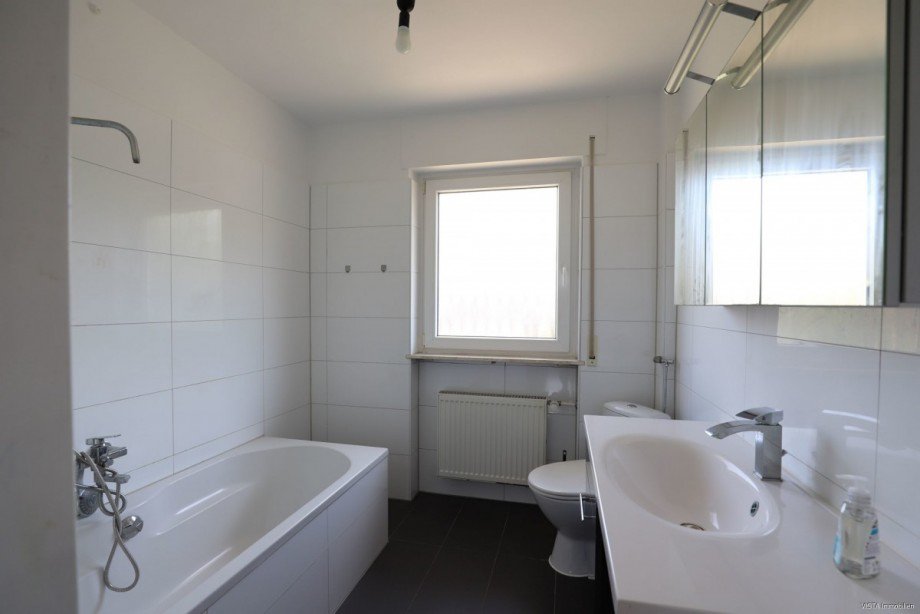 Wannenbad mit Fenster Ansicht 1 Reiheneckhaus Darmstadt / Arheilgen