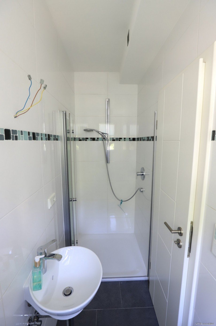 G�ste-Toilette mit Dusche Wohnung Erdgeschoss Ansicht 2 Mehrfamilienhaus Bensheim