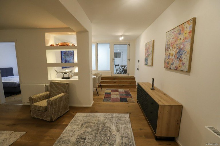 Diele-Eingangsbereich Darmstadt Souterrainwohnung **VISTA Immobilien**Exklusive, voll m�blierte 3-Zimmer-Wohnung im Architektenhaus - kernsaniert 2026