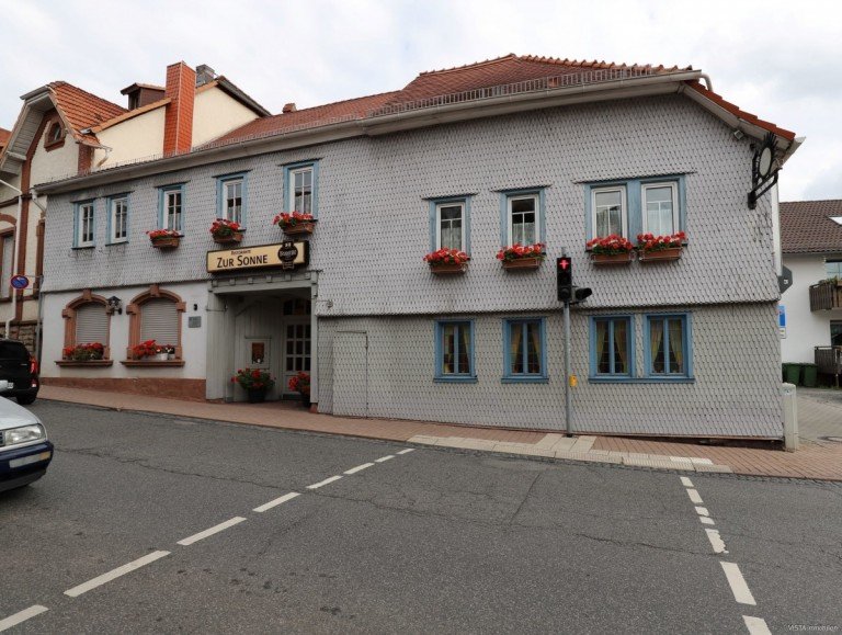Aussenansicht Strassenseite Ro�dorf Haus VERKAUFT ! Historisches Geb�ude mit Tanzsaal, Gastst�tte, einer Wohnung und Ausbaureserve
