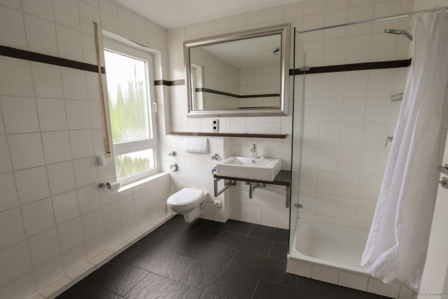 Dusch-, und Wannenbad-Ansicht 2 Dachgeschosswohnung M�hltal / Nieder-Beerbach